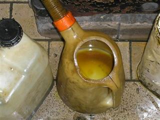 Geen Oil Safe oliekannen gebruikt, maar smerige open vuile oliekannen.